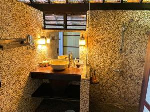a bathroom with a sink and a shower at Fare PEA ITI Romantic Lodge in Patio