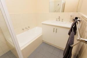 Bilik mandi di Port Lincoln Foreshore Apartments +9 gambar