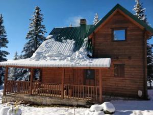 a log cabin with snow on the roof at Vila Bianka Žabljak Vikendica u selu Uskoci in Žabljak