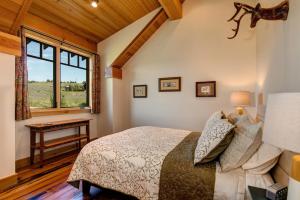 a bedroom with a bed and a window at Abode at Skyline in Jackson