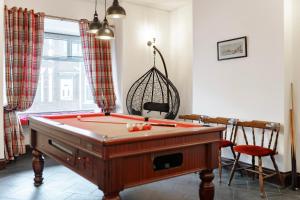 a room with a pool table in a room at Logan Lodge, Great Yarmouth - for your large group! in Great Yarmouth