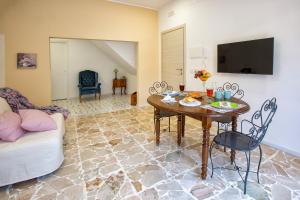 a living room with a table and a couch at Plaza Suites in Piazza Armerina