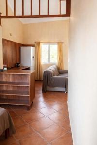 a living room with a couch and a kitchen at Maio Sweet Tartaruga in Vila do Porto
