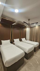 a room with three beds and a ceiling at بيان للاجنحة الفندقية - سوق الخوير in Muscat
