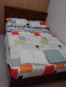 馬尼拉的住宿－貝殼公寓，床上有五颜六色的被子