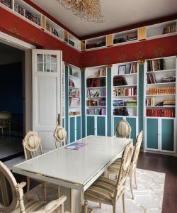 a dining room with a white table and chairs at Kasteel Rosmeulen in Mall