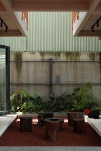 a room with tables and plants in a building at Hale Homestay in Ấp Thanh Sơn (1)