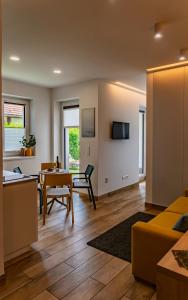 ein Wohnzimmer mit Sofa und Tisch in der Unterkunft Villa7 Balaton in Alsóörs