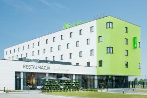 Framhlið eða inngangur ibis Styles Siedlce