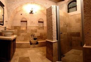 ein großes Badezimmer mit Dusche und Waschbecken in der Unterkunft Avanos Evi in Avanos + 34 Fotos