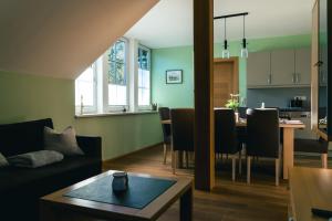 a living room with a couch and a table at Ferienwohnung Kahlseneck in Fischerndorf