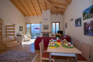 uma sala de estar com uma mesa e um sofá vermelho em Tremezzo Ulivi Apt.7 em Tremezzo