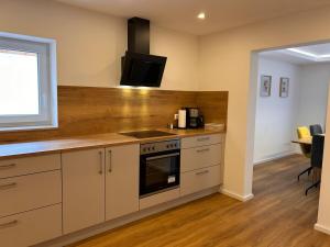 a kitchen with a stove and a microwave at Groß Höpper in Albertshofen +8 photos