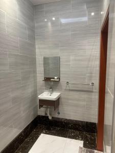 a bathroom with a sink and a mirror at جميرا محايل in Muhayil