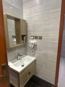 a bathroom with a sink and a mirror at جميرا محايل in Muhayil