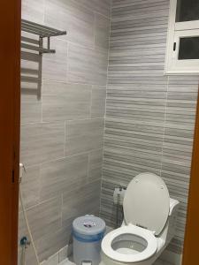 a bathroom with a white toilet in a room at جميرا محايل in Muhayil