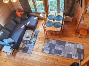 an overhead view of a living room with a couch and a table at Holiday Home Yllästokka 5 by Interhome in Ylläsjärvi