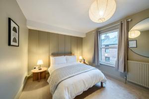 a bedroom with a large bed and a window at Spacious 2-Bed House with Garden Office in Oxford