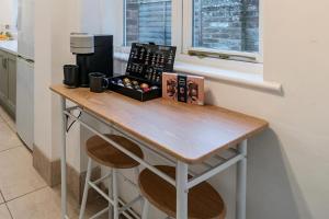 a table in a kitchen with aasteryasteryasteryasteryasteryasteryasteryasteryastery at Spacious 2-Bed House with Garden Office in Oxford +13 photos