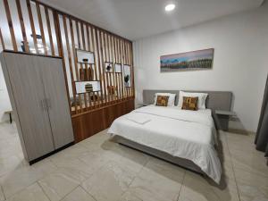 a bedroom with a large bed in a room at Bark luxury apartments Abidjan Attoban 2 in Abidjan