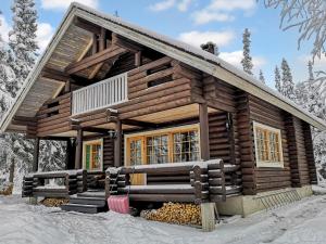 a model of a log cabin in the snow at Holiday Home Luppokero by Interhome in Salla