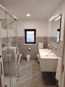 a bathroom with a shower and a sink and a toilet at 80062 Cute House in Meta +6 photos