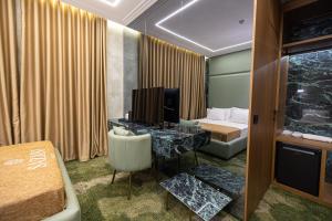 TV in/ali zabaviščno središče v nastanitvi Sazani Hotel