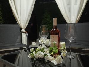 a table with a bottle of wine and two glasses at Costa degli Dei apartment in Pizzo