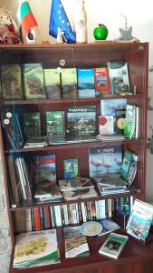une étagère remplie de livres dans l'établissement Mihaela Lake Retreat, à Gnyazdovo