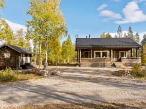 a log cabin with a driveway in front of it at Holiday Home Lapinvouti by Interhome in Levi