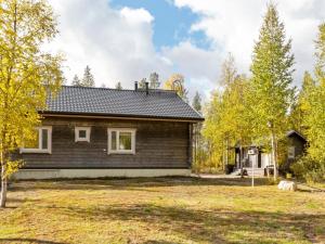 a house with a yard in front of it at Holiday Home Lapinvouti by Interhome in Levi