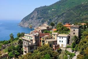a group of houses on a hill next to the ocean at Finestre sul mare in Framura