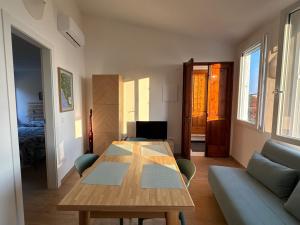 a living room with a wooden table and a couch at Finestre sul mare in Framura