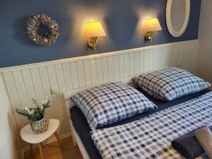 a bedroom with a bed with two pillows and a mirror at 14 Bienenstock - Hof Wiesengrund in Parchtitz
