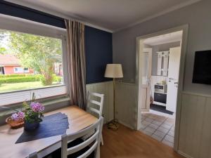 a dining room with a table and a window at 14 Bienenstock - Hof Wiesengrund in Parchtitz