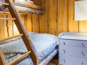 a bunk bed and a dresser in a log cabin at Holiday Home Luppokero 3 by Interhome in Pyhätunturi +11 photos