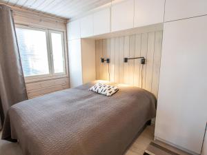 a bedroom with a bed and a window at Holiday Home Arha by Interhome in Äkäslompolo +16 photos