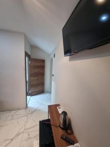 a living room with a wooden table and a door at COni sobe Kragujevac in Kragujevac