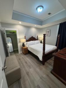 ein Schlafzimmer mit einem Bett und einer Treppe darin in der Unterkunft Savanna in Atlanta