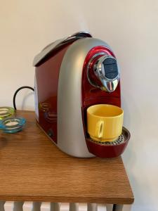 a red and white toaster sitting on a wooden table at Villa Violeta in Petrópolis