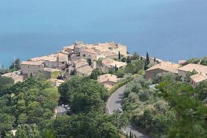 a village on top of a hill with houses at Appartement avec vue sur le Lac in Sainte-Croix-de-Verdon