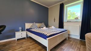 ein Schlafzimmer mit einem Bett und einem Fenster in der Unterkunft 12 Mohnblume - Hof Wiesengrund in Parchtitz + 24 Fotos