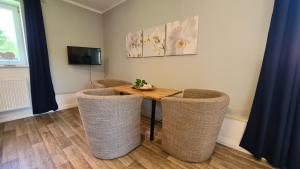 ein Esszimmer mit einem Tisch und zwei Stühlen in der Unterkunft 12 Mohnblume - Hof Wiesengrund in Parchtitz