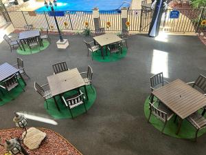 an overhead view of a patio with tables and chairs at Suite Dreams Hotel in Mattoon