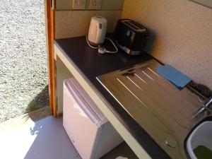 a counter top with a sink and aounter sidx sidx sidx sidx at Willey Lane Farm in Lingen