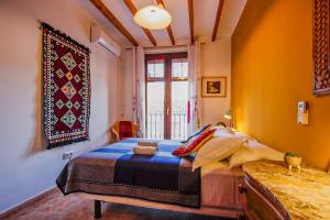 ein Schlafzimmer mit einem Bett in einem Zimmer mit Fenster in der Unterkunft Casa45 in Tárbena + 74 Fotos