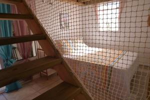 eine Treppe in einem Raum mit einer Ziegelwand in der Unterkunft Sikriyé in Petit-Bourg
