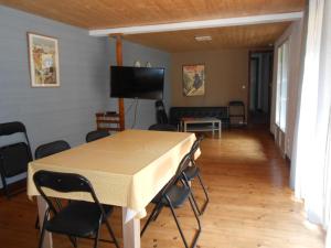 a dining room with a table and chairs at location Mirande 3 chamb 8 couchages 9 rue de soupon in Laruns