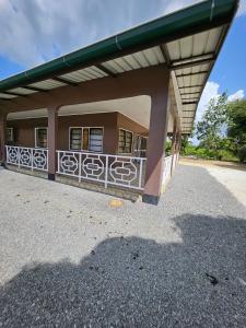 a building with a roof with graffiti on it at The Green Lounge in Baskamp