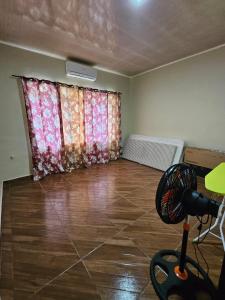 a room with a room with a bed and a fan at The Green Lounge in Baskamp +1 photo